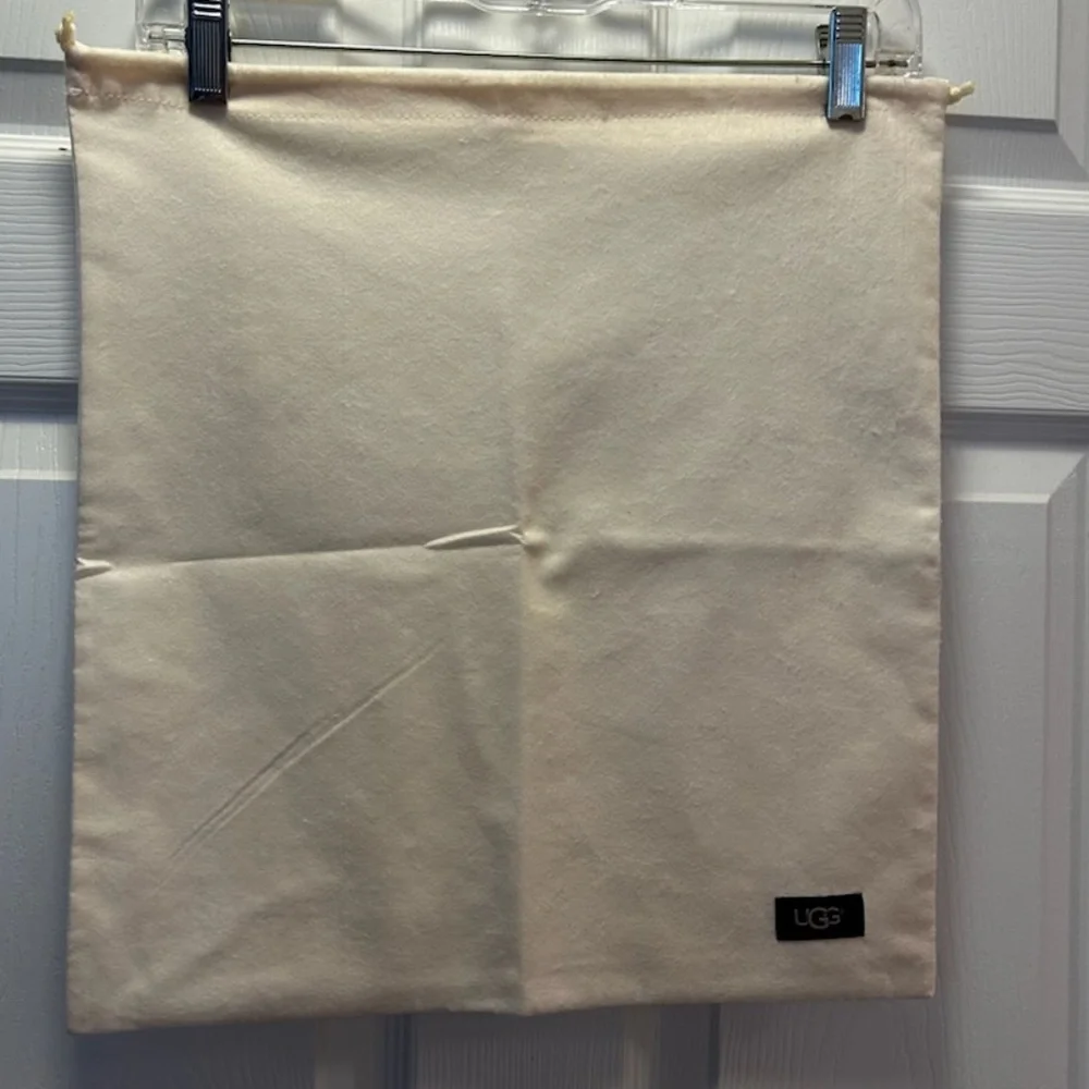 UGG - Brand new garment/dust bag